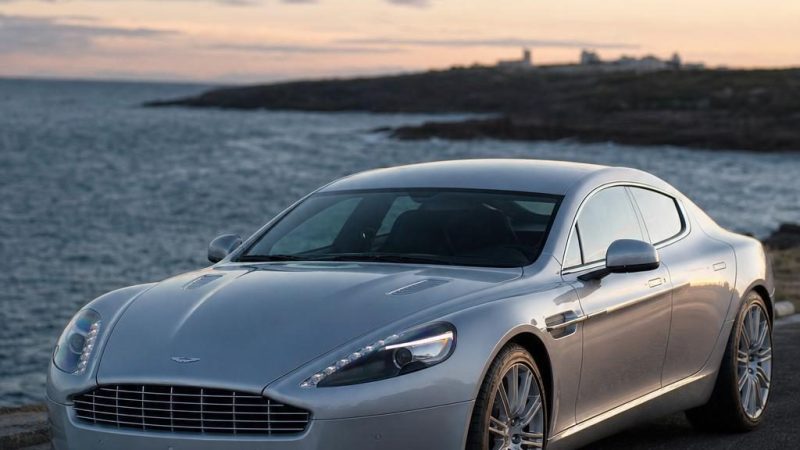 Quatre portes, un V12 et la silhouette d'un coupé. Lancée en 2010 et assemblée en Autriche, la Rapide a tenté un pari logique sur le papier. Lien en bio.