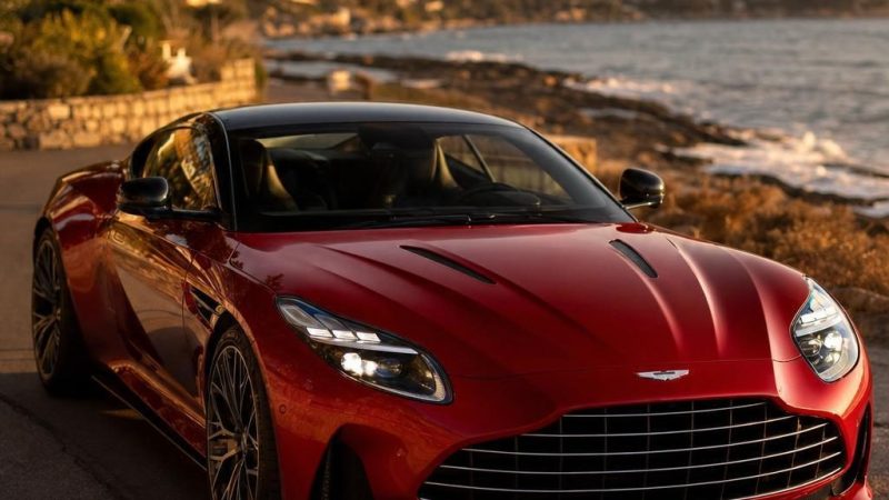 La première super tourer au monde, selon Gaydon. Plus incisive qu'une GT classique, sans rien céder sur le voyage. Le V8 biturbo de 680 ch incarne ce nouvel équilibre. À lire, lien en bio.
