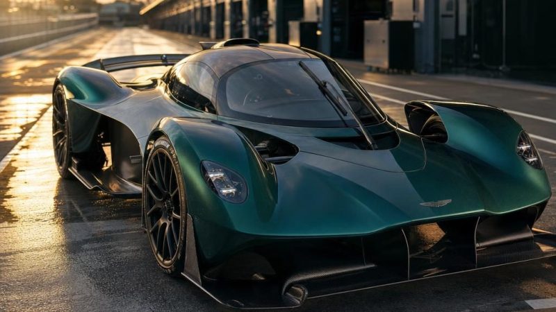 Premiere Hypercar LMH d'Aston Martin et seule voiture du WEC directement derivee d'une hypercar de route. Son V12 Cosworth atmospherique a ete conserve sans hybridation pour la course, fidele a l'esprit de la Valkyrie. Recit complet en bio.