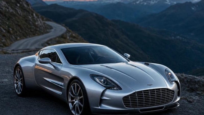 Soixante-dix-sept exemplaires, un V12 de 7,3 litres et une monocoque carbone. La One-77 a redessiné l'idée que la marque se faisait d'elle-même. Lien en bio.
