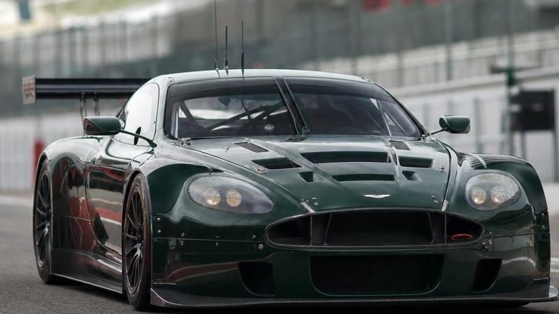 Le nom qui a relancé Aston Martin au Mans. La DBR9, hommage à la DBR1 de 1959, a remporté sa classe en 2007 et 2008. Une GT de route métamorphosée par Prodrive. Lien en bio.