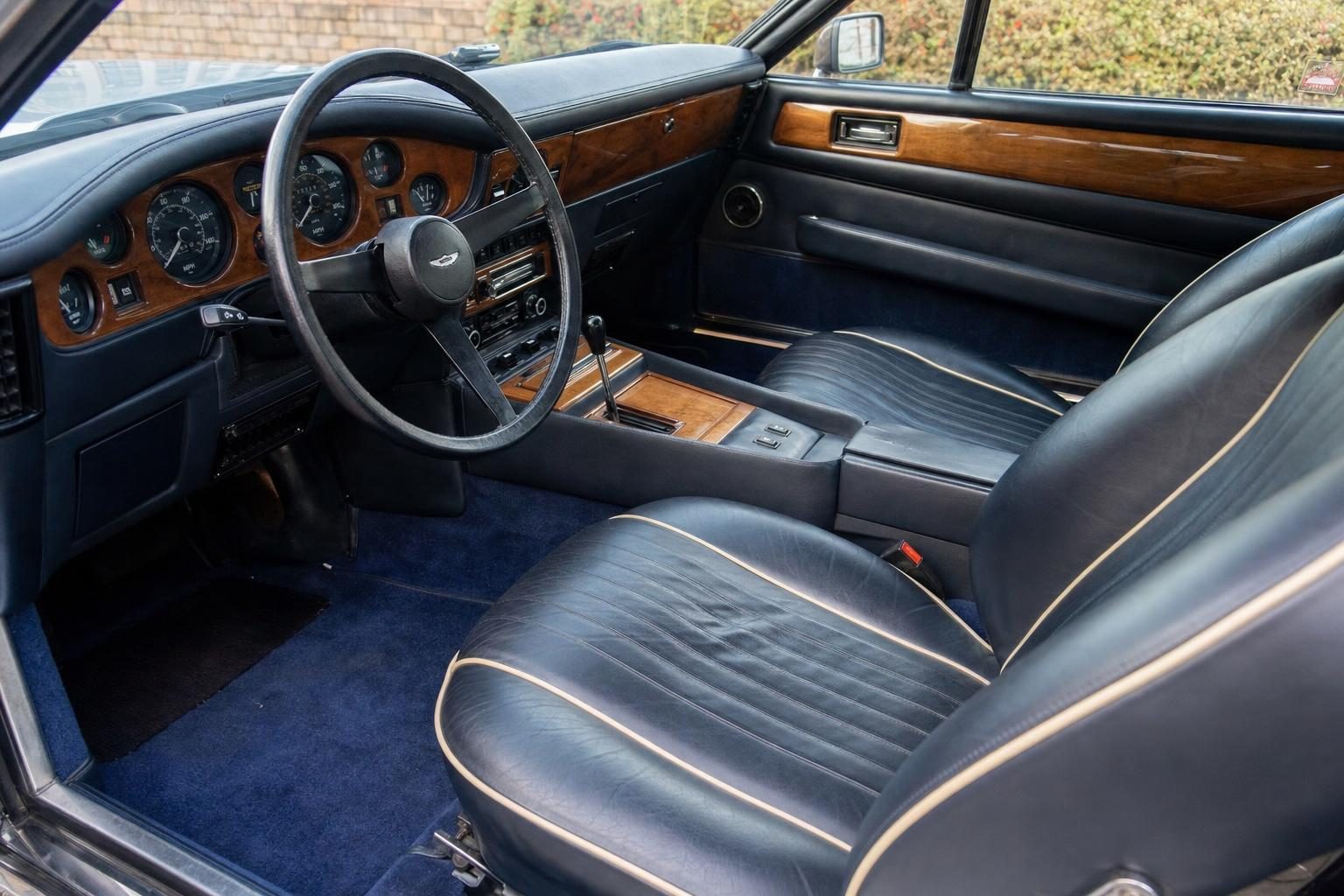 James Bond V8