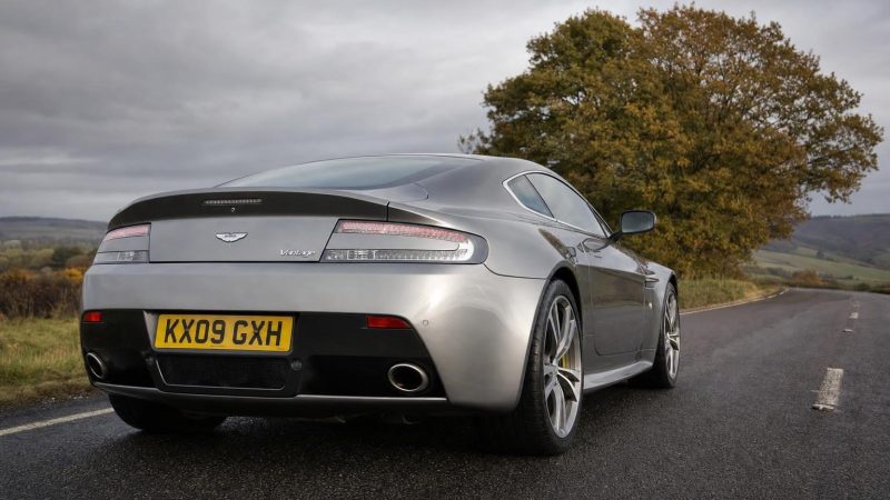 V12 Vantage 2009 : 5 raisons qui ont redéfini la sportive